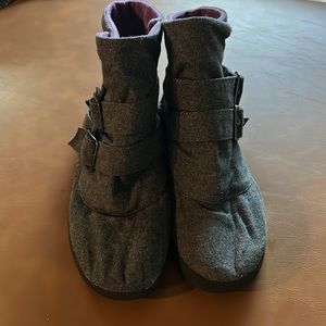 Grey fleece ankle boots with buckles